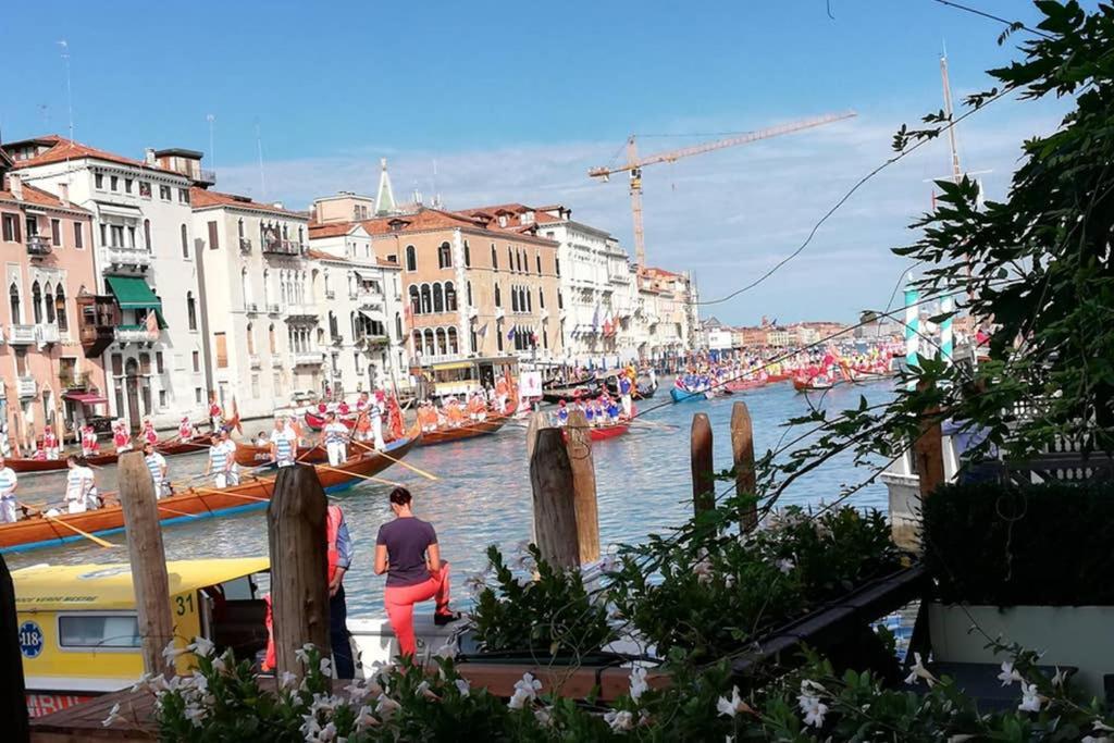 Grand Canal next to Guggenheim Venedig Exterior foto