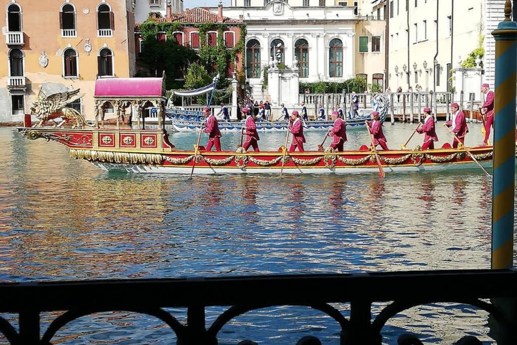 Grand Canal next to Guggenheim Venedig Exterior foto